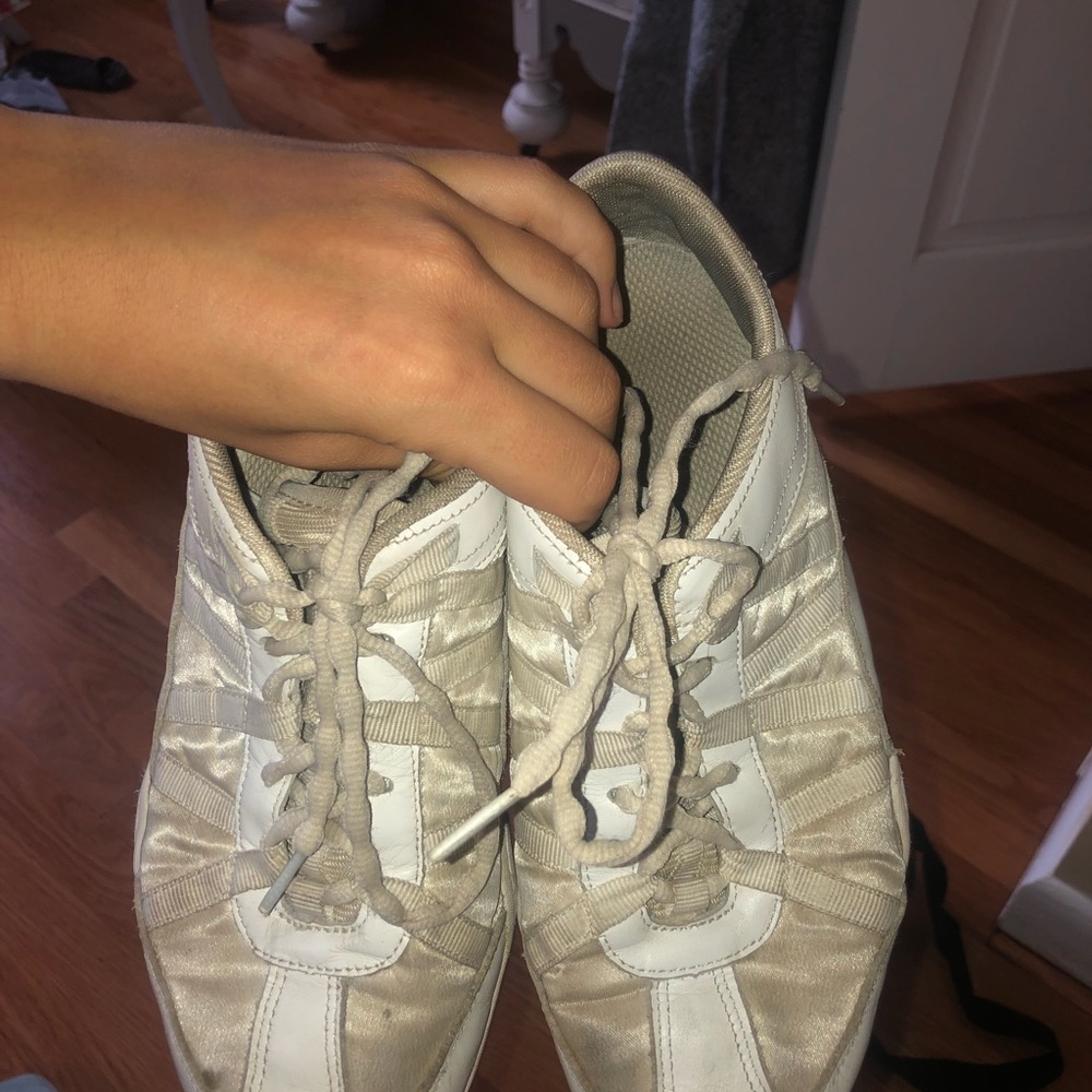 Cheer shoes